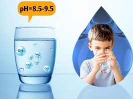 Trẻ em uống nước kiềm